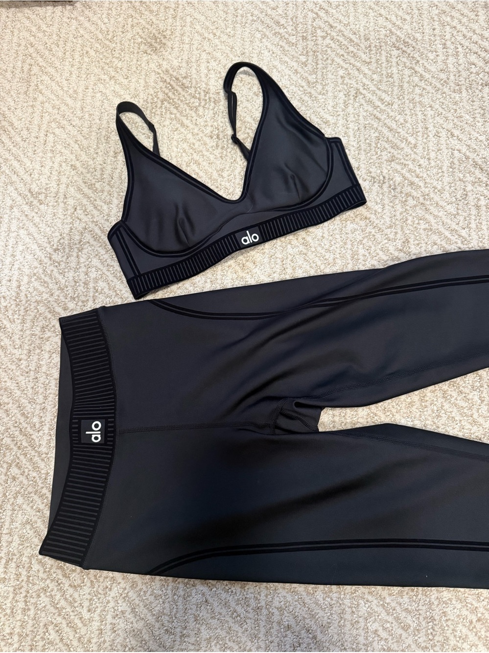 Alo Airlift line up bra with Airlift Line Up Legging (selling as set )